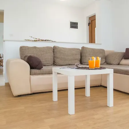 アパート Basanni ラビン